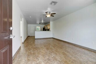 706 W 6th St in Taylor, TX - Building Photo - Building Photo