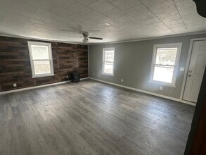 7347 Waldman Ave in Sparrows Point, MD - Foto de edificio - Building Photo