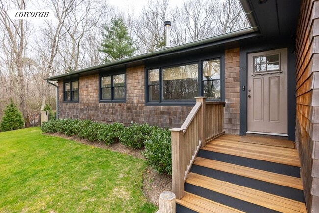 35 Sylvan Ln in Sag Harbor, NY - Building Photo - Building Photo
