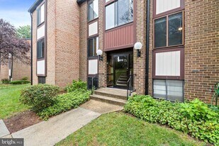 9812 Kingsbridge Dr, Unit 102 in Fairfax, VA - Building Photo