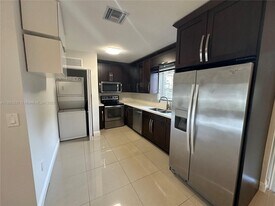 2155 Biarritz Dr in Miami, FL - Building Photo
