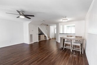 17283 Saturn Ln in Houston, TX - Building Photo - Building Photo