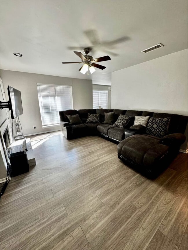 6646 E Lovers Ln, Unit 805