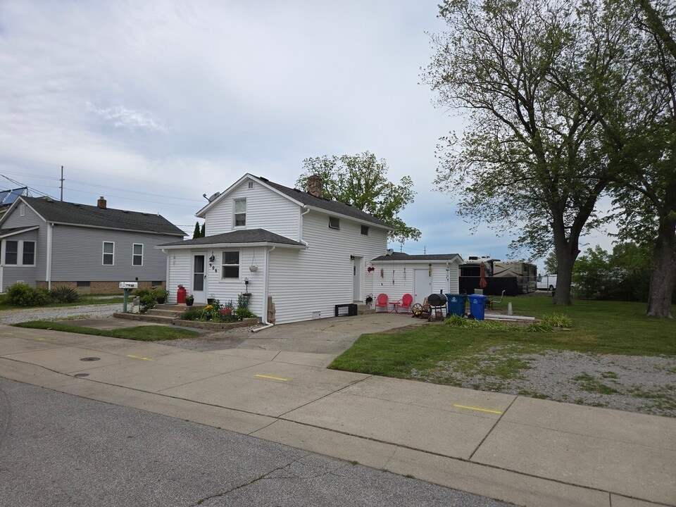 906 E Clark St, Unit A in Crown Point, IN - Building Photo