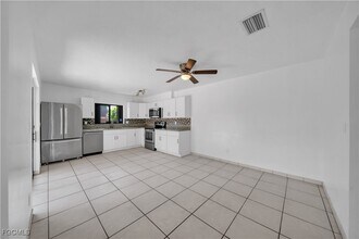 1444 Park Shore Cir in Ft. Myers, FL - Building Photo - Building Photo