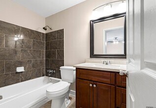 1066 Manson Dr, Unit Apt D in Baton Rouge, LA - Foto de edificio - Building Photo