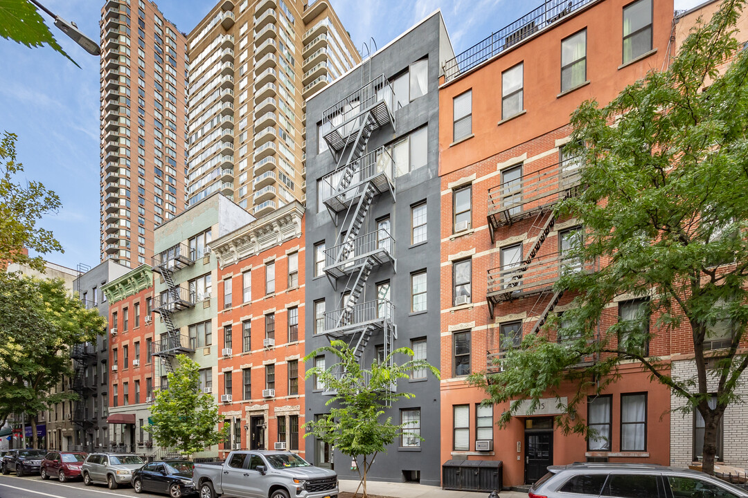 413 E 78th St in New York, NY - Building Photo