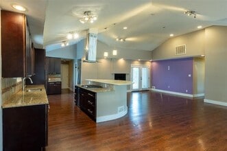 5715 Hillcroft St in Dallas, TX - Foto de edificio - Building Photo