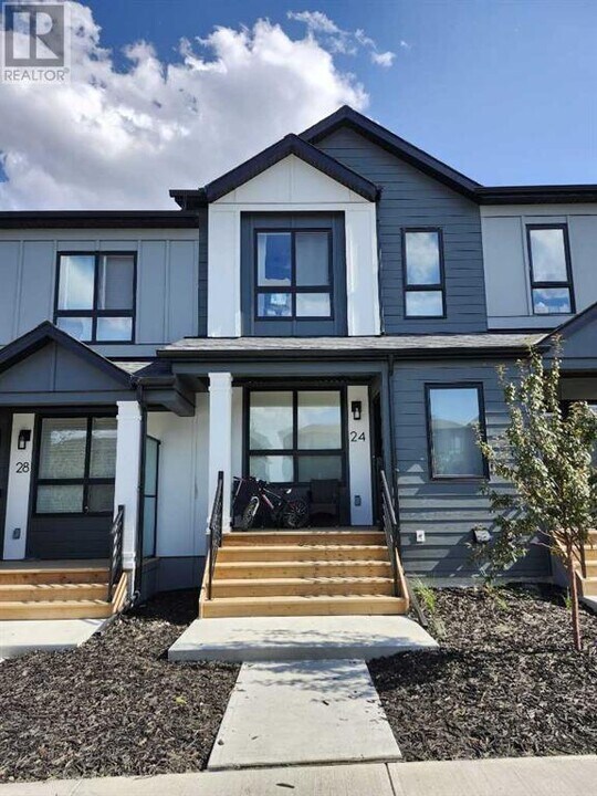24 Silverton Gln Grn SW in Calgary, AB - Building Photo