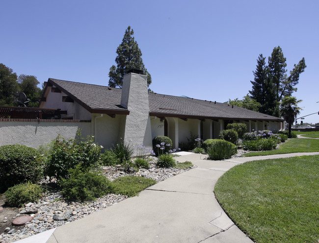 Touchstone Place Apartments in West Sacramento, CA - Foto de edificio - Building Photo