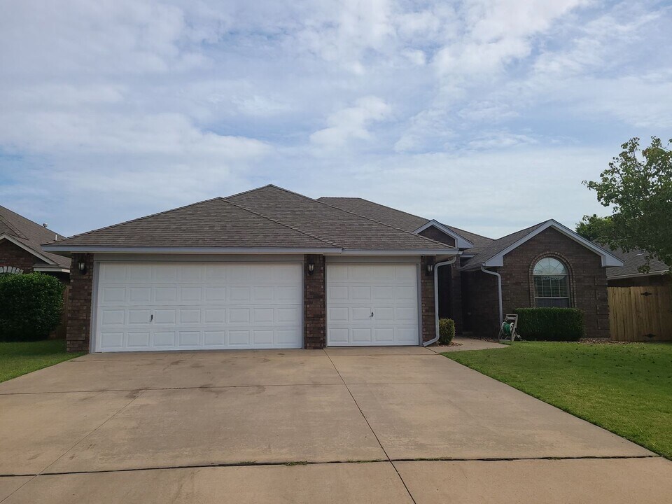 1717 SW 33RD St in Moore, OK - Building Photo
