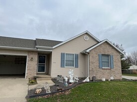 1111 Community Dr in Springfield, IL - Building Photo