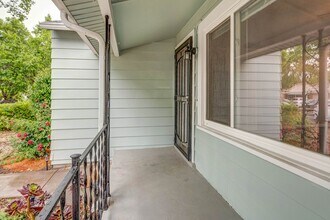 566 Russell St in Vallejo, CA - Foto de edificio - Building Photo