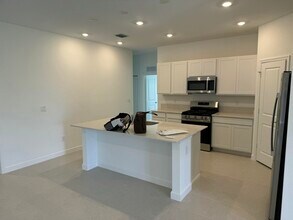 10501 NW Suncrest Lp in Port St. Lucie, FL - Building Photo - Building Photo