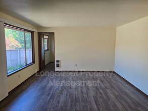 3326 NE Lancaster St in Corvallis, OR - Foto de edificio - Building Photo