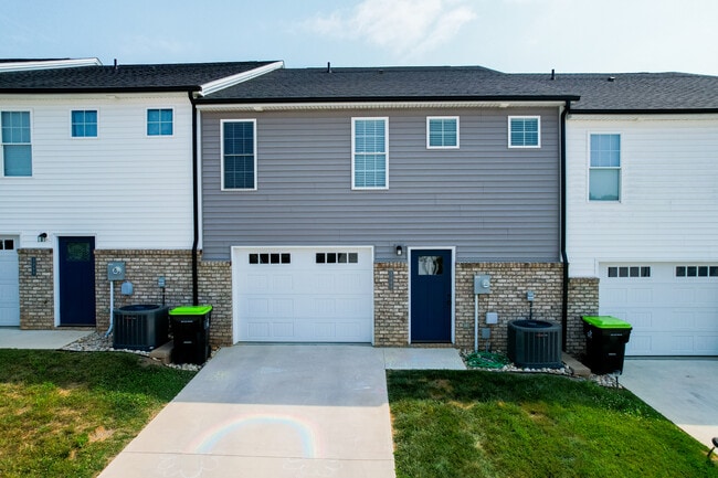 1068 Brownstone Ln in Forest, VA - Foto de edificio - Building Photo