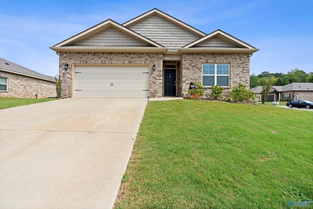 201 Antler Ridge Dr in Huntsville, AL - Building Photo