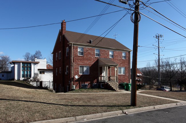 6801 Red Top Rd in Takoma Park, MD - Foto de edificio - Building Photo