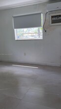 2400 NW 25th Ave in Miami, FL - Foto de edificio - Building Photo