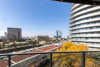 60 Absolute Ave in Mississauga, ON - Building Photo - Building Photo