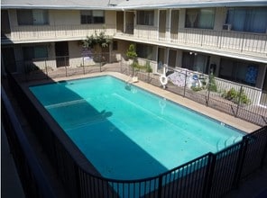 Westlake Apartments in Los Angeles, CA - Foto de edificio - Building Photo