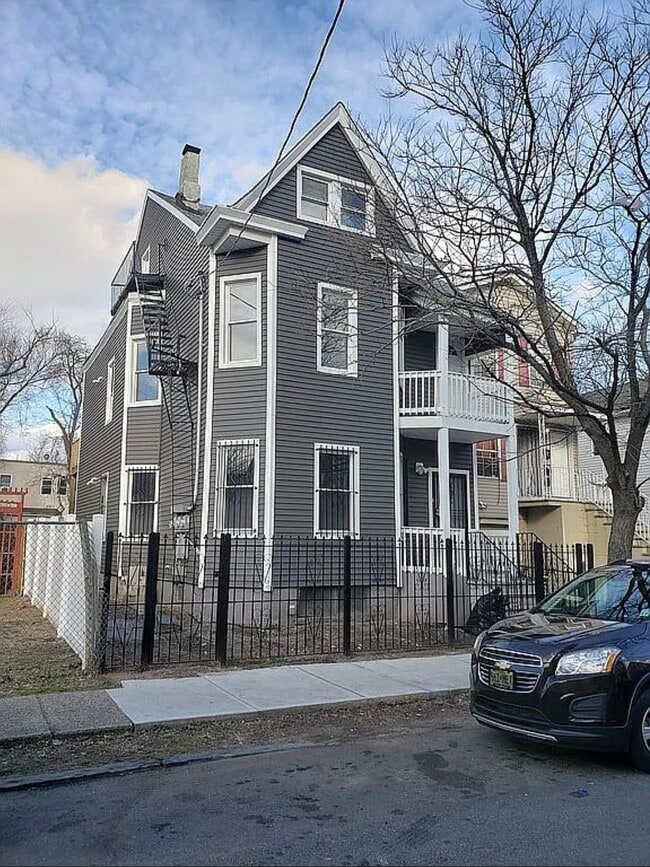 171 Godwin Ave in Paterson, NJ - Foto de edificio - Building Photo