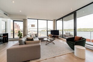 1010 Rue de la Commune E in Montréal, QC - Building Photo