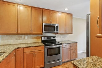 20 E Pembroke Rd in Danbury, CT - Building Photo - Building Photo