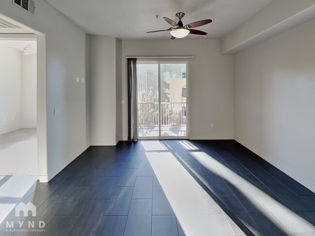 68 E Serene Ave, Unit 216 in Las Vegas, NV - Foto de edificio - Building Photo