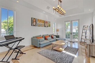 350 Redwood Ln in Key Biscayne, FL - Building Photo - Building Photo