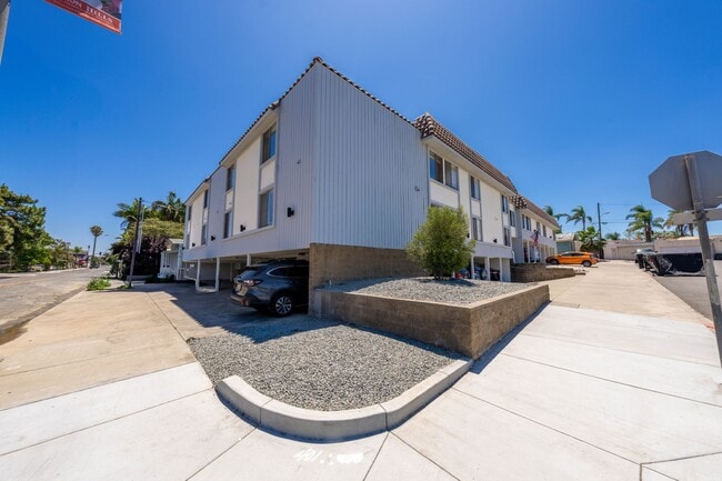 University Crest Apartments in San Diego, CA - Foto de edificio - Building Photo