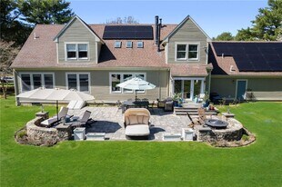 110 Osprey Dr in East Greenwich, RI - Building Photo