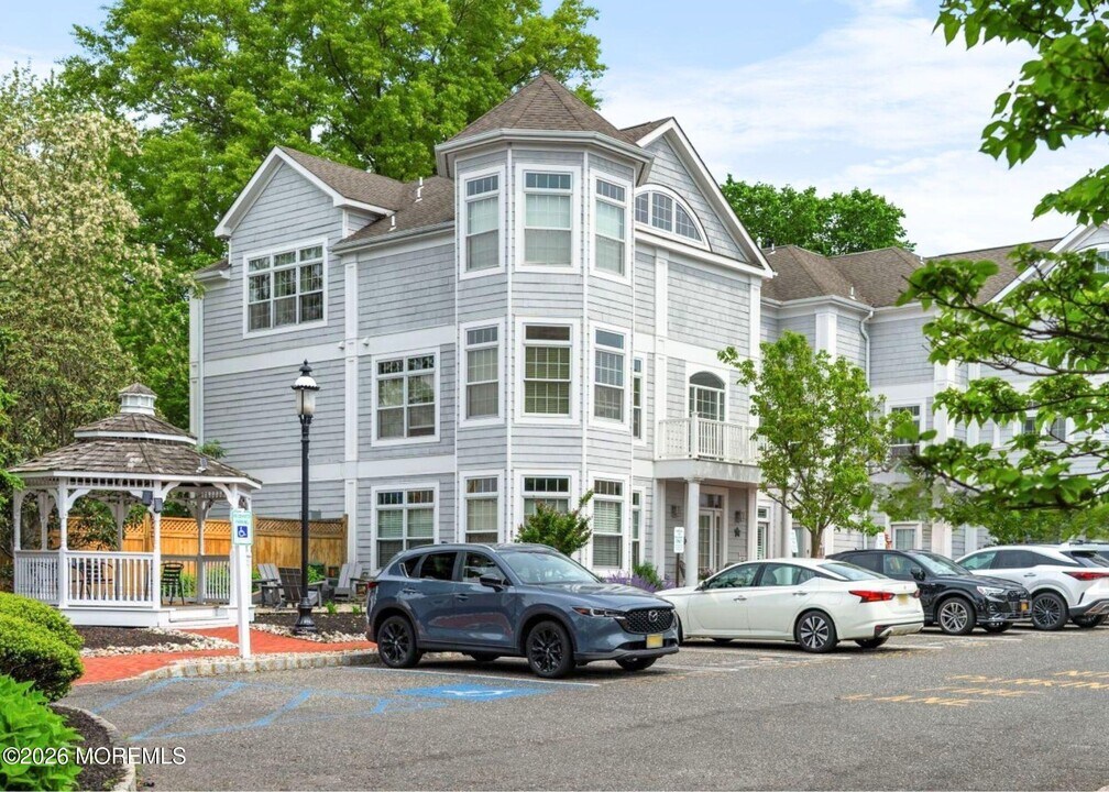 J162 Main St in Manasquan, NJ - Building Photo