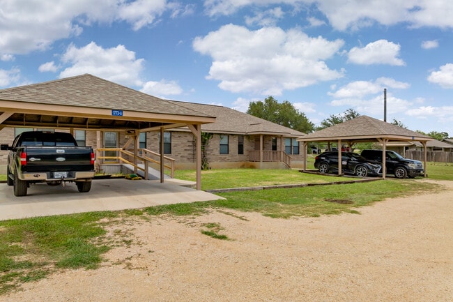 Country Hills in Kerrville, TX - Foto de edificio - Building Photo