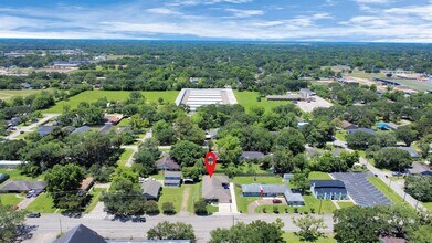 1324 S Johnson St in Alvin, TX - Building Photo - Building Photo