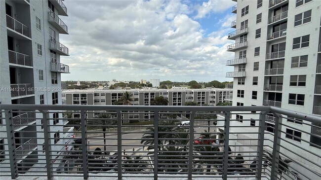 1776 Polk St, Unit 617 in Hollywood, FL - Building Photo - Building Photo