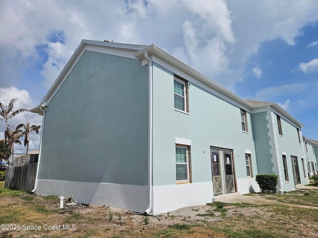 property at 120 E Colonial Ct