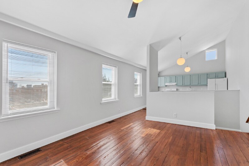 932 W College Ave in Philadelphia, PA - Building Photo