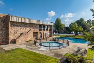 Willow Hill Apartments in Justice, IL - Building Photo - Building Photo