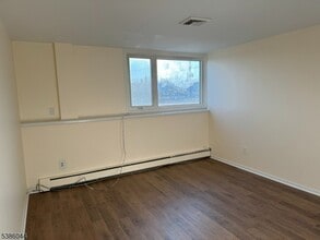 242 Washington Ave, Unit D in Nutley, NJ - Building Photo - Building Photo