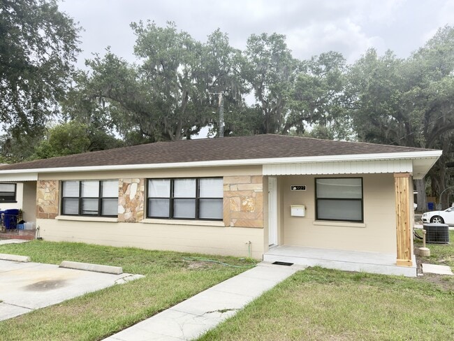 property at 927 E Walnut St