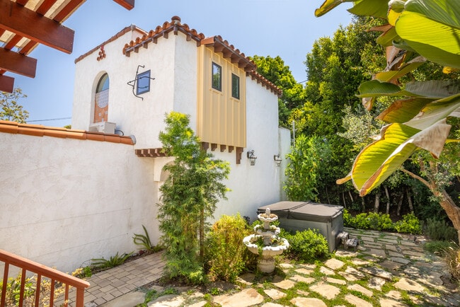 2450 Euclid St in Santa Monica, CA - Building Photo - Building Photo