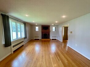 21 Lindy Ln in West Hartford, CT - Building Photo - Building Photo