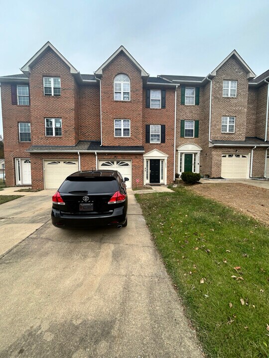 8805 Hardesty Dr in Clinton, MD - Building Photo