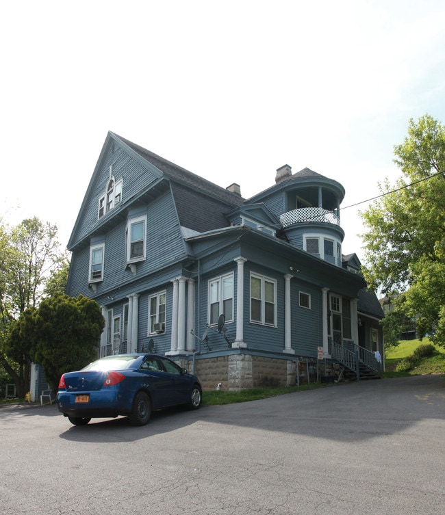 2000 W Genesee St in Syracuse, NY - Foto de edificio - Building Photo