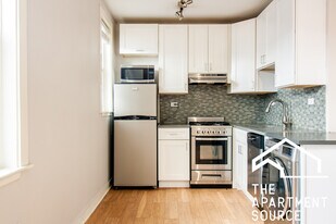 515 W Belmont Ave, Unit 44 in Chicago, IL - Building Photo