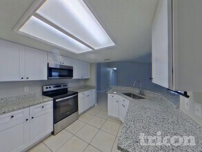 7029 Symmes Rd in Gibsonton, FL - Foto de edificio - Building Photo