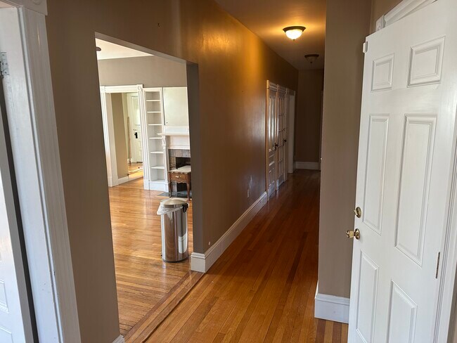 225 Gibson St, Unit 1 in Lowell, MA - Foto de edificio - Building Photo