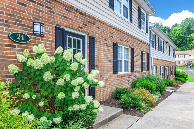 Tanglewood Apartments in Petersburg, VA - Building Photo - Building Photo