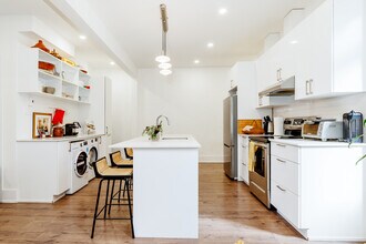 Plaza Court in Montréal, QC - Building Photo - Interior Photo